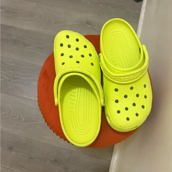Crocs Men - (7) and Women (9 ) Clog - Neon Green - Picture 2 of 4